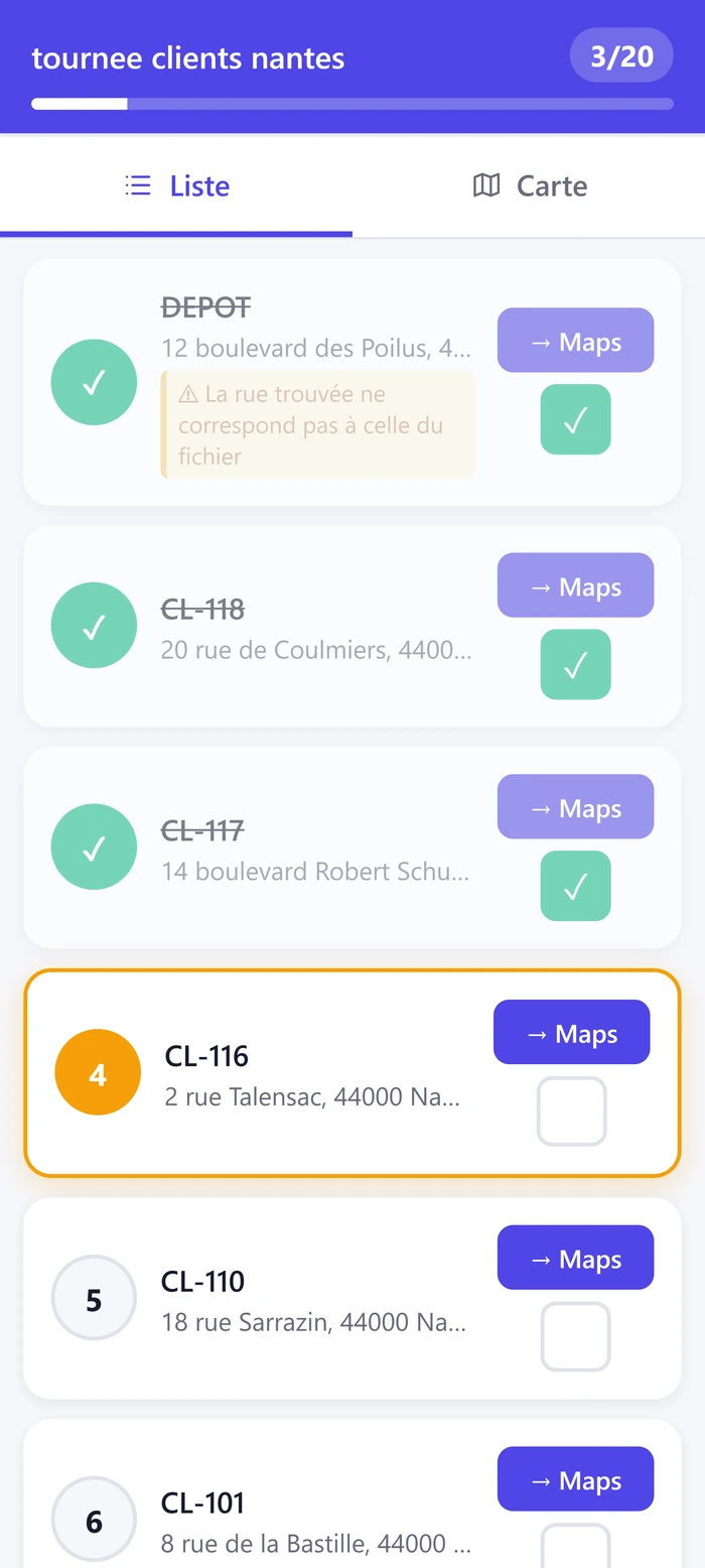 Vue mobile du lien terrain en cours de tournée : trois arrêts cochés, le quatrième mis en avant comme prochaine étape, et un bouton vers Maps pour chaque adresse